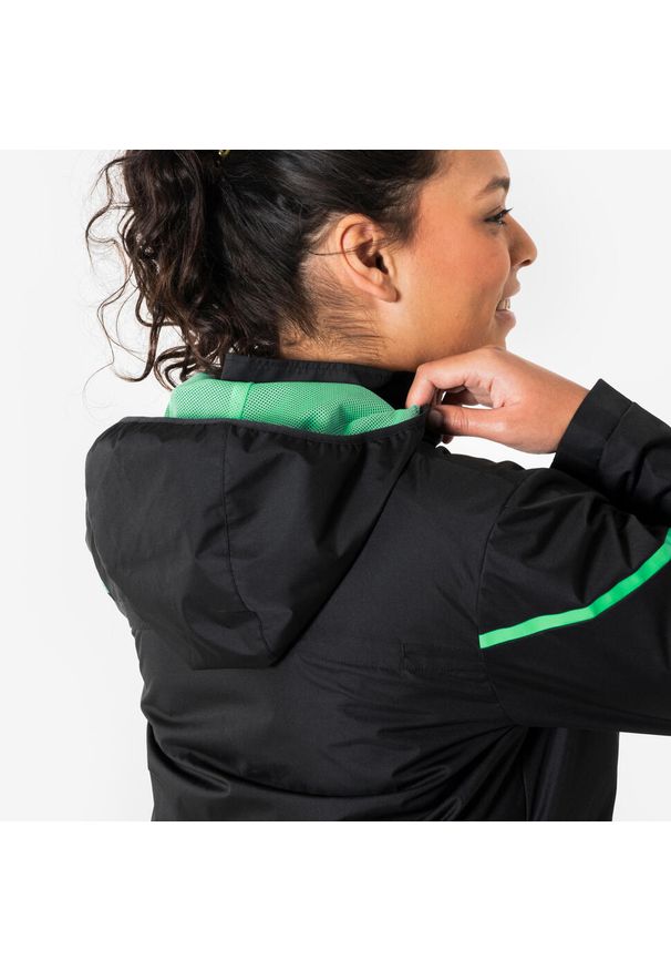 KIPSTA - Kurtka przeciwdeszczowa piłkarska damska Kipsta Viralto. Kolor: czarny. Materiał: poliester, materiał. Sport: piłka nożna