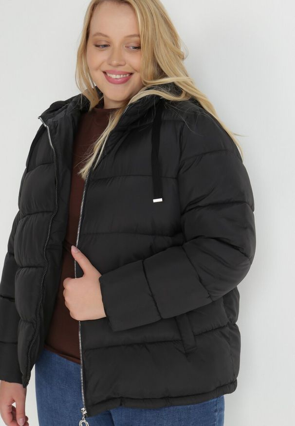 Born2be - Czarna Kurtka z Kapturem Pikowana Bauwens. Okazja: na co dzień. Typ kołnierza: kaptur. Kolekcja: plus size. Kolor: czarny. Długość: długie. Wzór: aplikacja. Materiał: jeans, materiał, futro. Długość rękawa: długi rękaw. Sezon: zima, jesień. Styl: casual