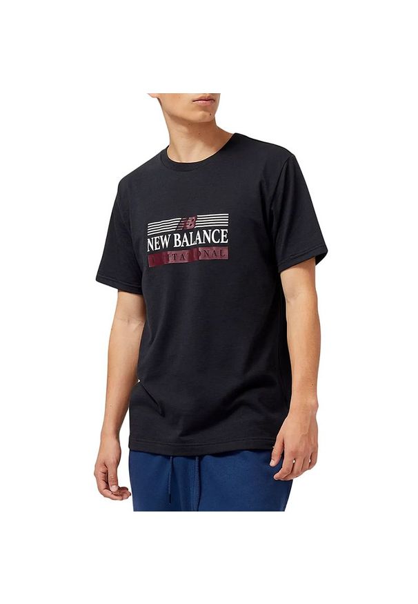 Koszulka New Balance MT31906BK - czarna. Kolor: czarny. Materiał: poliester, materiał, bawełna. Długość rękawa: krótki rękaw. Długość: krótkie. Wzór: napisy