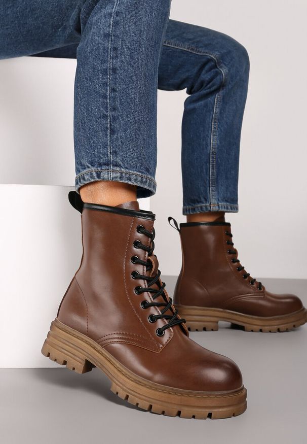 Renee - Brązowe Botki Workery na Płaskiej Podeszwie ze Sznurowaniem Arstela. Zapięcie: sznurówki. Kolor: brązowy. Materiał: jeans. Obcas: na płaskiej podeszwie. Styl: elegancki
