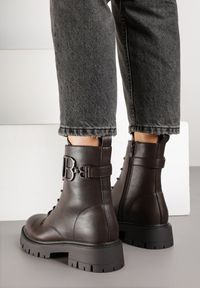 Renee - Brązowe Botki Typu Workery Zdobione Aplikacją przy Cholewce Nalarelle. Okazja: na co dzień. Kolor: brązowy. Materiał: jeans, skóra, dzianina. Szerokość cholewki: normalna. Wzór: aplikacja. Styl: casual, elegancki