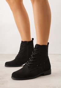 Renee - Czarne Ażurowe Botki ze Sznurowaną Cholewką Sephylia. Okazja: na co dzień. Kolor: czarny. Materiał: zamsz. Szerokość cholewki: normalna. Wzór: ażurowy. Styl: casual, boho #4