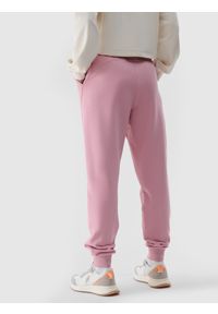 4f - Spodnie dresowe joggery damskie - pudrowy róż. Kolor: różowy. Materiał: dresówka. Wzór: gładki, ze splotem