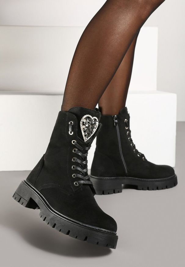 Renee - Czarne Botki Workery na Płaskiej Podeszwie ze Sznurowaniem i Ozdobą z Cyrkoniami Savilora. Okazja: na co dzień. Zapięcie: sznurówki. Kolor: czarny. Materiał: jeans, skóra. Wzór: aplikacja. Obcas: na płaskiej podeszwie. Styl: elegancki, casual, rockowy