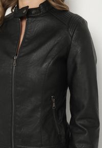 Born2be - Czarna Taliowana Kurtka Ramoneska ze Stójką w Motocyklowym Stylu Elovira. Okazja: na co dzień, na imprezę. Typ kołnierza: kołnierzyk stójkowy. Kolor: czarny. Materiał: jeans. Styl: klasyczny, casual #4