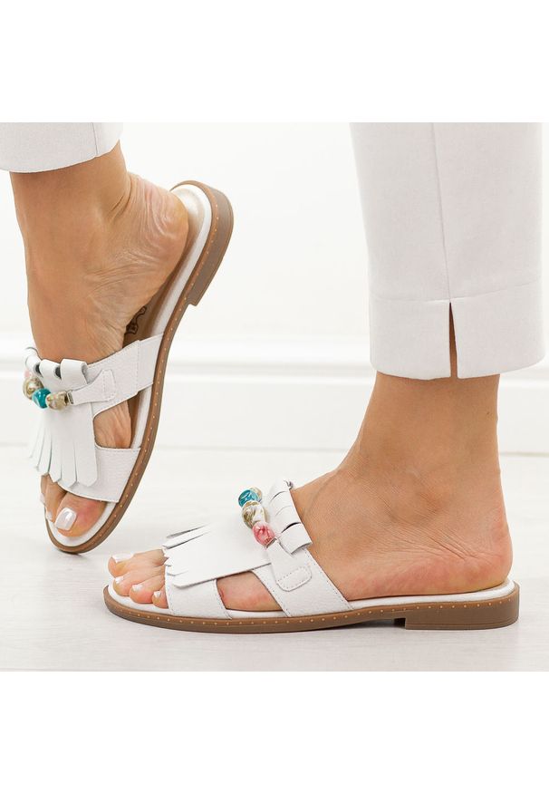 Białe płaskie klapki damskie M.Daszyński 2060-26. Okazja: na co dzień. Kolor: biały. Materiał: skóra. Wzór: aplikacja, kolorowy. Sezon: wiosna, lato. Styl: casual, elegancki, klasyczny, wakacyjny