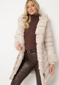 Born2be - Jasnobeżowa Pikowana Kurtka Zimowa z Paskiem i Futerkowymi Obszyciami z Możliwością Odpięcia Hedirra. Okazja: na co dzień. Kolor: beżowy. Materiał: jeans. Sezon: zima. Styl: casual, elegancki #2