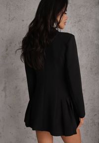 Renee - Czarna Rozkloszowana Sukienka Marynarka VICES z Usztywnianymi Ramionami Ilarita. Kolor: czarny. Materiał: tkanina. Wzór: gładki. Typ sukienki: kopertowe, trapezowe. Styl: elegancki #7