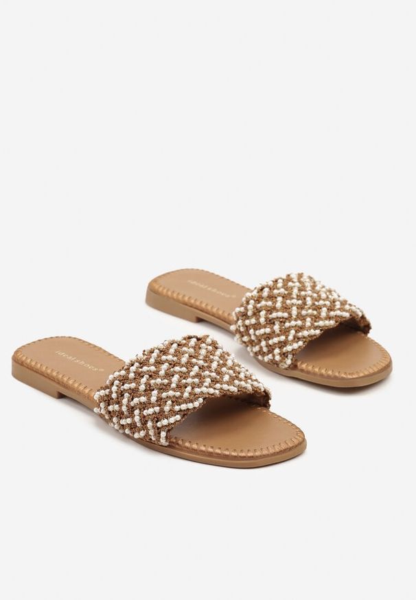 Born2be - Ciemnobeżowe Klapki z Koralikami w Stylu Boho Sorea. Okazja: na co dzień, na spacer. Kolor: beżowy. Wzór: aplikacja. Sezon: lato. Obcas: na obcasie. Styl: boho. Wysokość obcasa: niski