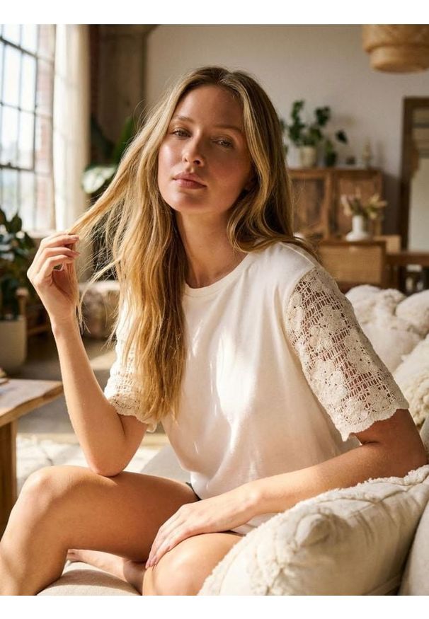 Sinsay - Bluzka z dekoracyjnym krótkim rękawem crochet - kremowy. Kolor: kremowy. Długość rękawa: krótki rękaw. Długość: krótkie