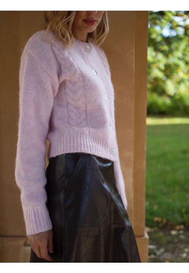 Reserved - Kardigan z ozdobnym splotem - różowy. Kolor: różowy. Materiał: dzianina, wełna. Wzór: ze splotem