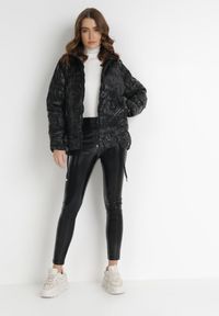 Born2be - Czarna Kurtka Phelephise. Typ kołnierza: golf. Kolor: czarny. Materiał: tkanina. Długość rękawa: długi rękaw. Długość: długie. Styl: klasyczny #5