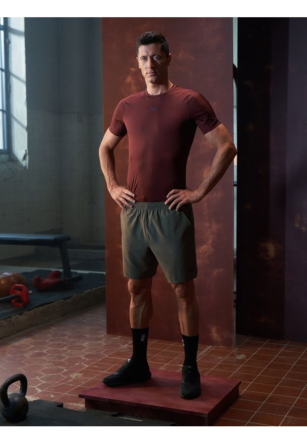 4f - Spodenki treningowe szybkoschnące męskie 4F x Robert Lewandowski. Kolor: brązowy. Materiał: dzianina, włókno. Długość: krótkie