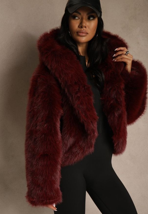 Renee - Bordowa Kurtka Futro z Nieodpinanym Kapturem Zetera. Okazja: na co dzień. Kolor: czerwony. Materiał: futro. Styl: casual, klasyczny