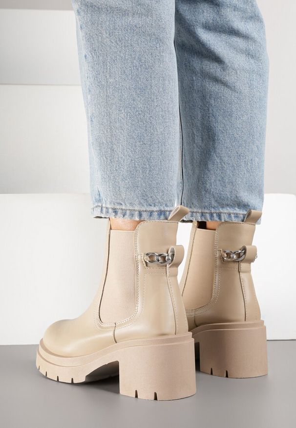 Born2be - Beżowe Botki Sztyblety na Obcasie z Łańcuchem i Elastyczną Wstawką Alessyndra. Kolor: beżowy. Sezon: jesień, zima. Obcas: na obcasie. Wysokość obcasa: średni