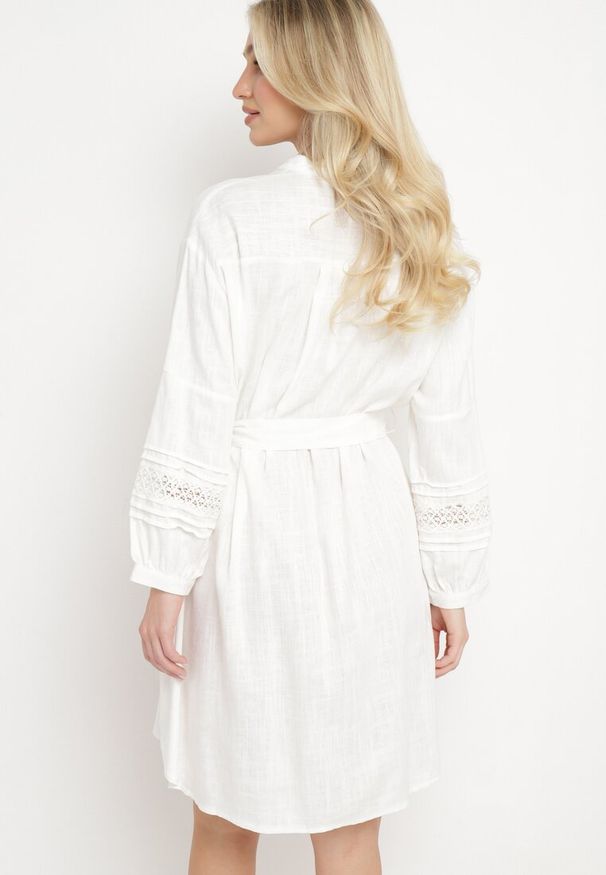 Born2be - Biała Sukienka Koszulowa Zapinana na Guziki z Paskiem w Talii i Ozdobnym Rękawem Rigaudona. Okazja: na spotkanie biznesowe. Kolor: biały. Typ sukienki: koszulowe. Styl: biznesowy, klasyczny, elegancki