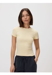 Reserved - Gładki t-shirt - jasnożółty. Kolor: żółty. Materiał: dzianina. Wzór: gładki #1