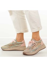 Różowe sneakersy damskie M.Daszyński Ol39-2. Okazja: na co dzień. Nosek buta: okrągły. Zapięcie: sznurówki. Kolor: różowy. Materiał: skóra. Szerokość cholewki: normalna. Wzór: kolorowy. Sezon: wiosna, jesień, lato #1