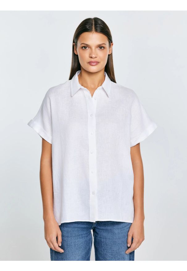 Big-Star - Koszula damska lniana biała Riore 101. Okazja: na spacer, na plażę. Typ kołnierza: kołnierzyk klasyczny. Kolor: biały. Materiał: len. Długość rękawa: krótki rękaw. Długość: krótkie. Sezon: lato. Styl: klasyczny, wakacyjny, elegancki