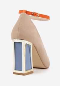 Renee - Ciemnobeżowe Czółenka na Słupku Ozdobione Paskiem i Metaliczną Aplikacją Lannethe. Okazja: na randkę. Zapięcie: pasek. Kolor: beżowy. Wzór: aplikacja. Obcas: na słupku. Styl: klasyczny #7