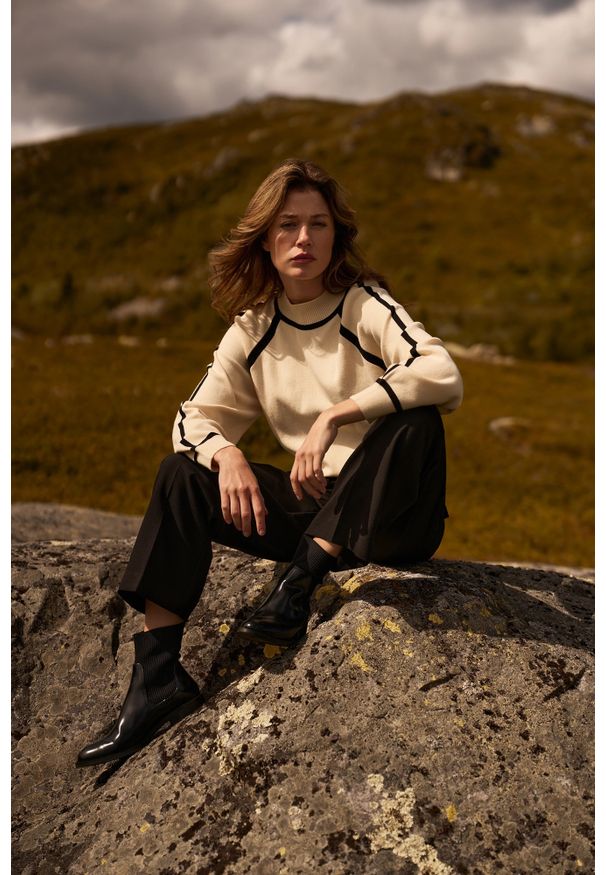 MOODO - Sweter z półgolfem beżowy. Kolor: beżowy. Materiał: poliamid, poliester, wiskoza