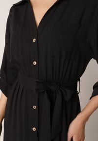 Born2be - Czarna Bawełniana Sukienka Koszulowa z Paskiem i Regulowanymi Rękawami Sadevia. Okazja: na co dzień, do pracy, na spotkanie biznesowe, na spacer. Kolor: czarny. Materiał: bawełna. Typ sukienki: koszulowe. Styl: klasyczny, casual, biznesowy, elegancki. Długość: midi #8