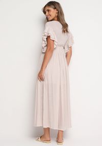 Born2be - Beżowa Taliowana Sukienka z Bawełny Ozdobiona Falbanami przy Rękawach i Gumką w Talii Rivasie. Typ kołnierza: dekolt w kształcie V. Kolor: beżowy. Materiał: bawełna. Długość rękawa: krótki rękaw. Wzór: aplikacja. Sezon: lato #4