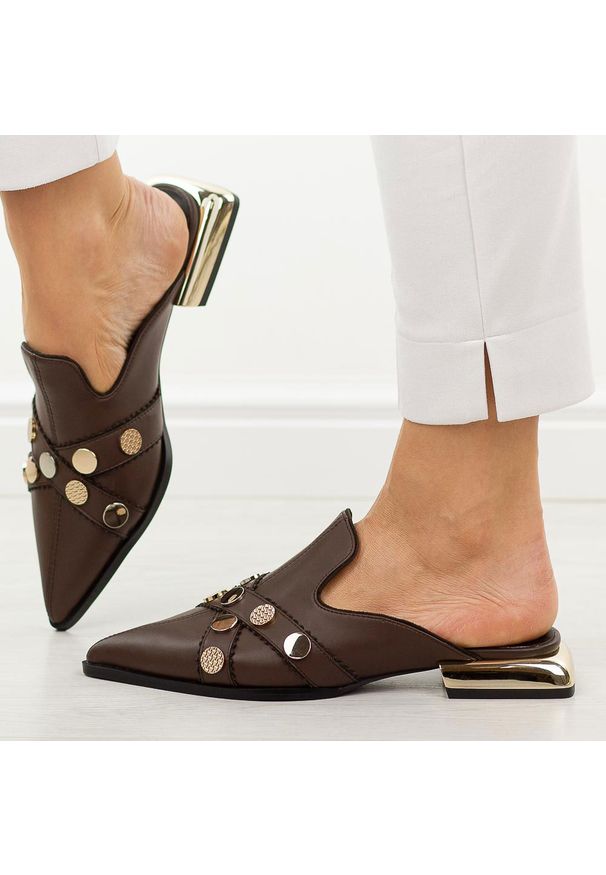 Brązowe skórzane klapki damskie na obcasie mule DiA 3058. Okazja: na co dzień. Kolor: brązowy. Materiał: skóra. Sezon: wiosna, lato, jesień. Obcas: na obcasie. Styl: casual, elegancki. Wysokość obcasa: średni