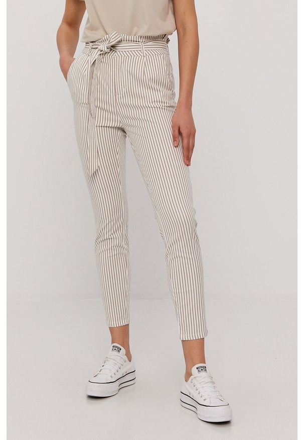 Vero Moda Spodnie damskie kolor biały proste high waist. Okazja: na co dzień. Stan: podwyższony. Kolor: biały. Materiał: bawełna. Styl: casual