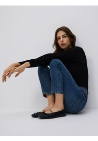 Reserved - Jeansy mom fit slim - granatowy. Kolor: niebieski