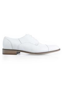 Modini - Białe wizytowe obuwie męskie T150. Nosek buta: otwarty. Kolor: biały. Materiał: skóra. Styl: wizytowy