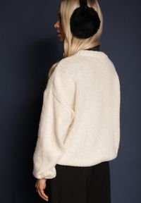 Renee - Beżowy Sweter o Pudełkowym Kroju z Kwiatową Aplikacją Zdobioną Perełkami Hedilie. Okazja: na co dzień, na spotkanie biznesowe. Kolor: beżowy. Długość rękawa: długi rękaw. Długość: długie. Wzór: aplikacja, kwiaty. Styl: biznesowy, casual #4