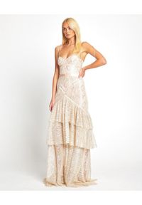 ALICE MCCALL - Beżowa sukienka midi z falbanami. Kolor: beżowy. Materiał: koronka. Długość rękawa: na ramiączkach. Wzór: koronka. Długość: midi #5