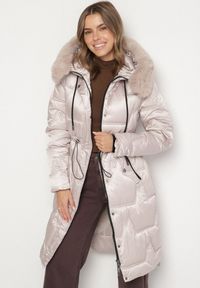 Born2be - Beżowa Pikowana Kurtka o Długim Kroju ze Ściągaczem w Talii i Kapturem Galita. Okazja: na co dzień. Kolor: beżowy. Materiał: dzianina, jeans, futro, poliester. Długość: długie. Styl: casual, elegancki #7