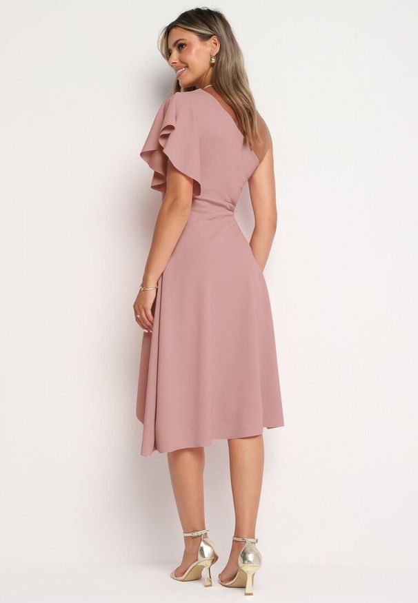 Born2be - Ciemnoróżowa Koktajlowa Sukienka Asymetryczna na Jedno Ramię z Falbankami Vimilora. Typ kołnierza: kołnierz z falbankami. Kolor: różowy. Materiał: materiał. Typ sukienki: asymetryczne. Styl: wizytowy