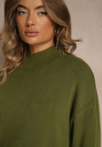 Renee - Zielony Gładki Golf Zdobiony Guzikami przy Dekolcie Rallessa. Okazja: na co dzień, na spotkanie biznesowe, na randkę. Typ kołnierza: golf. Kolor: zielony. Materiał: jeans. Długość rękawa: długi rękaw. Długość: długie. Wzór: gładki, aplikacja. Styl: casual, elegancki, biznesowy, klasyczny
