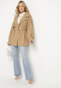 Born2be - Ciemnobeżowy Krótki Płaszcz z Bufiastymi Rękawami i Elastycznym Paskiem z Klamrą Lirenda. Okazja: na co dzień. Kolor: beżowy. Długość: krótkie. Styl: casual, elegancki, klasyczny #5