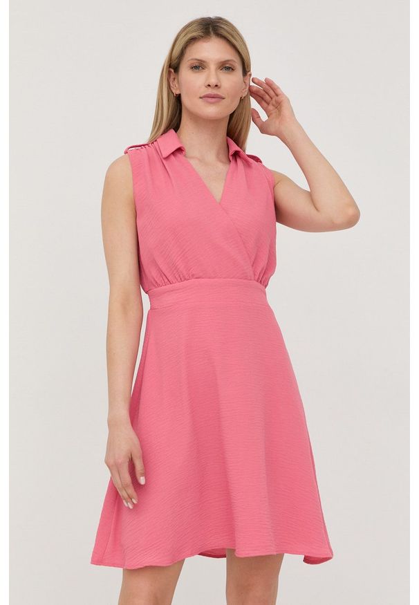 Morgan sukienka kolor różowy mini rozkloszowana. Kolor: różowy. Materiał: tkanina. Długość: mini