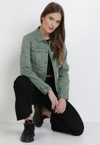 Born2be - Ciemnozielona Kurtka Jeansowa Jennishell. Kolor: zielony. Materiał: jeans. Długość rękawa: długi rękaw. Długość: długie #2