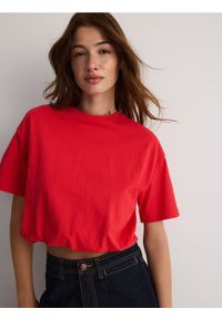 Reserved - Krótki t-shirt - czerwony. Kolor: czerwony. Materiał: bawełna, dzianina. Długość: krótkie