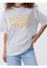 Reserved - T-shirt oversize z nadrukiem - ciemnoszary. Kolor: szary. Materiał: dzianina, bawełna. Wzór: nadruk #1