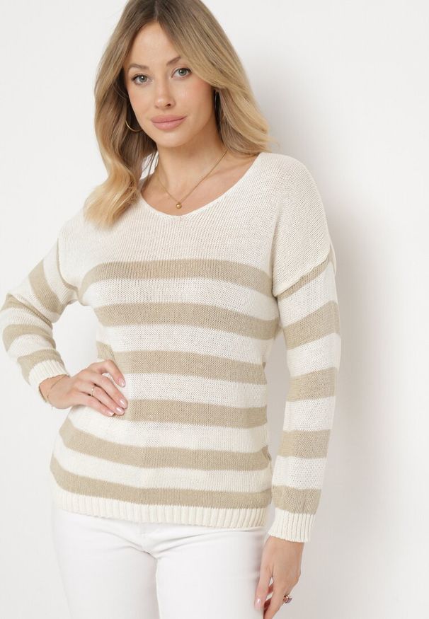 Born2be - Jasnobeżowy Sweter w Paski z Trójkątnym Dekoltem i Długim Rękawem Oviunna. Okazja: na co dzień. Kolor: beżowy. Materiał: jeans. Długość rękawa: długi rękaw. Długość: długie. Wzór: paski. Styl: elegancki, casual