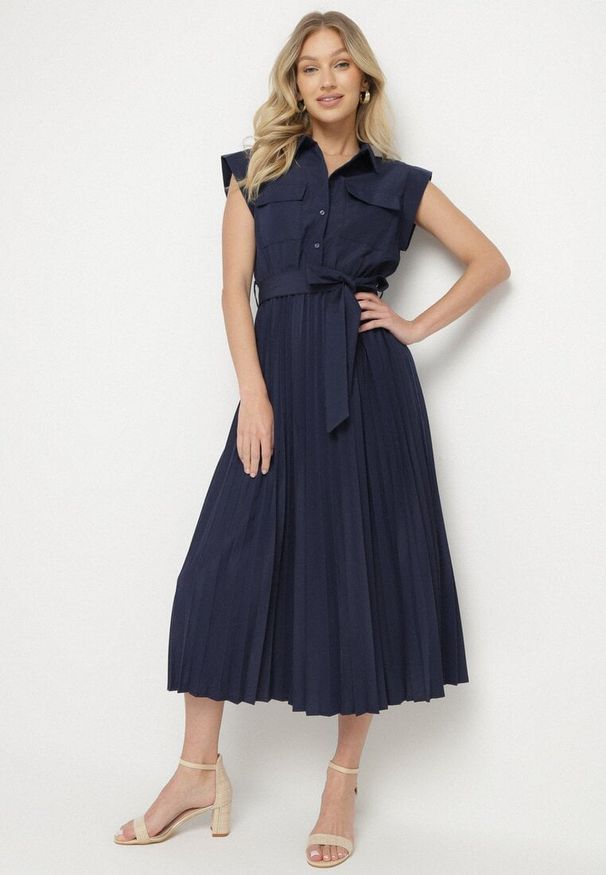 Born2be - Granatowa Plisowana Sukienka z Bawełną i Paskiem Lireviere. Okazja: na co dzień. Kolor: niebieski. Materiał: bawełna. Styl: casual, elegancki