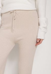 Born2be - Jasnobeżowe Prążkowane Spodnie z Wełną o Szerokim Kroju z Wysokim Stanem Reinnia. Okazja: na co dzień. Stan: podwyższony. Kolor: beżowy. Materiał: prążkowany, wełna. Styl: casual #2