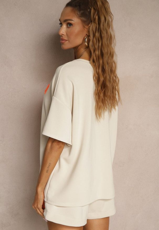Renee - Beżowy Komplet z Wiskozą o Fasonie Oversize T-shirt i Szorty Lirafina. Kolor: beżowy. Materiał: wiskoza
