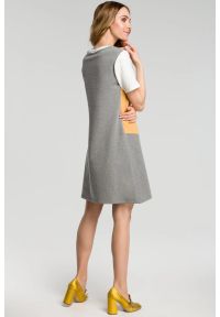 Sukienki.shop - Sukienka trapezowa bawełniana w paski krótki rękaw. Okazja: na spacer, na co dzień, na plażę. Materiał: bawełna. Długość rękawa: krótki rękaw. Wzór: paski. Sezon: wiosna, lato. Typ sukienki: trapezowe. Styl: casual, klasyczny, sportowy, wakacyjny. Długość: mini #2