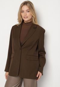 Born2be - Brązowa Jednorzędowa Marynarka z Usztywnioną Linią Ramion Tiolinda. Okazja: na spotkanie biznesowe, do pracy, na co dzień. Kolekcja: plus size. Kolor: brązowy. Materiał: jeans. Styl: biznesowy, casual, elegancki