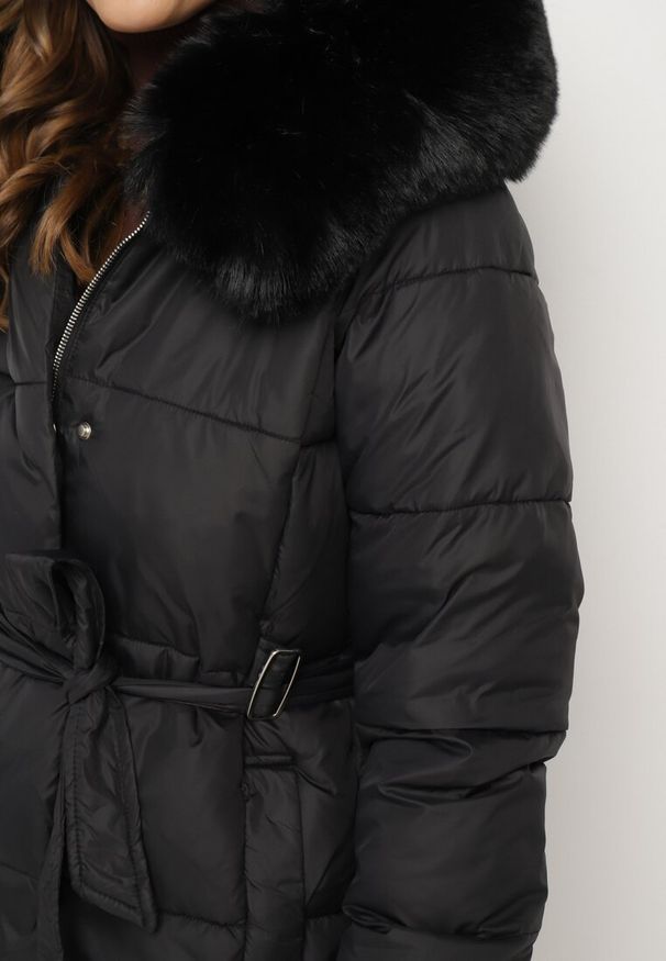 Born2be - Czarna Pikowana Kurtka z Kapturem i Odpinanym Futrem z Paskiem w Tali Siamirae. Okazja: na co dzień. Typ kołnierza: kaptur. Kolor: czarny. Materiał: futro. Styl: elegancki, casual