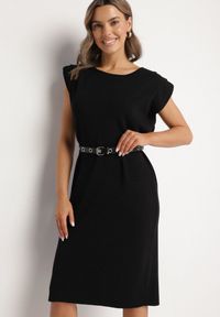 Born2be - Czarna Sukienka z Wiskozą o Pudełkowym Kroju z Paskiem z Klamrą Polliviera. Okazja: na co dzień. Kolor: czarny. Materiał: wiskoza. Styl: casual, elegancki #1