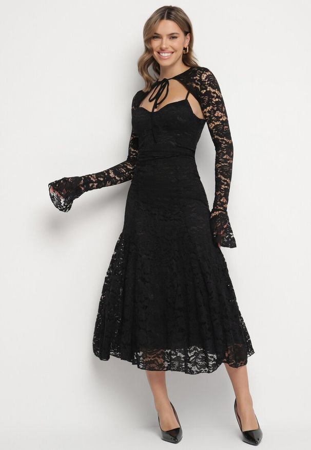 Born2be - Czarna Koronkowa Sukienka o Rozkloszowanym Kroju z Wiązanym Bolerkiem Gonneth. Okazja: na ślub cywilny, na wesele. Typ kołnierza: dekolt w kształcie V. Kolor: czarny. Materiał: koronka. Długość rękawa: na ramiączkach. Typ sukienki: rozkloszowane
